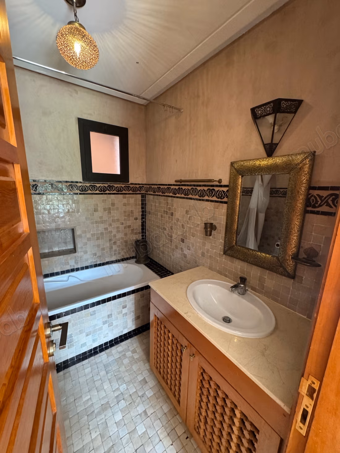 Bonito piso en venta en Route Casablanca. 3 habitaciones confortables. Mobiliario