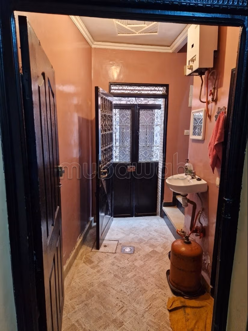 Très belle maison en vente à Bab Aylan. Superficie 34 m². Porte blindée