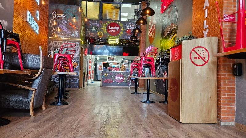 Local commercial à l'achat à Bourgogne Ouest.
Surface totale 192 m².
Résidence avec concierge, climatisation générale