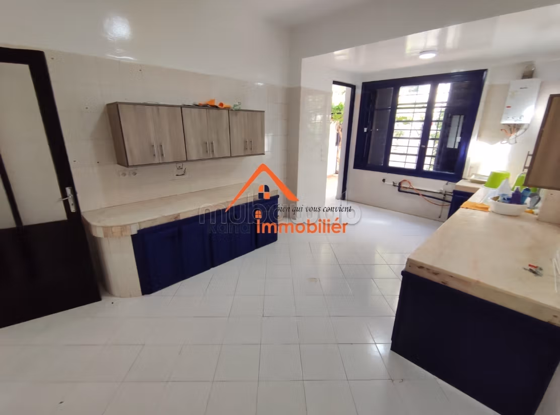 Meravigliosa villa in affitto a Quartier Administratif. 3 belle camere da letto. Porta blindata e servizio di videosorveglianza