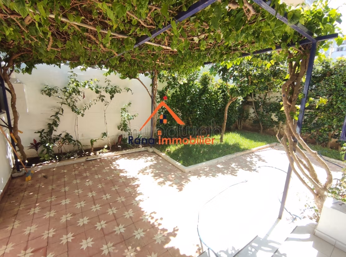 Meravigliosa villa in affitto a Quartier Administratif. 3 belle camere da letto. Porta blindata e servizio di videosorveglianza