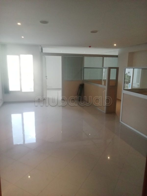 Ufficio da acquistare a Les Hôpitaux. Superficie di 84 m². Porta blindata e finestre con doppi vetri