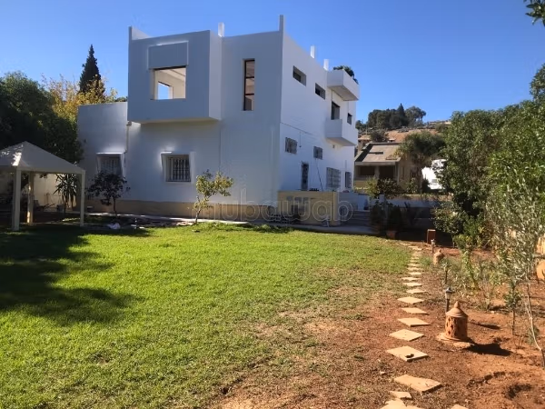 Magnificent villa for sale. 4 rooms. Furnishings