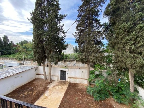 Luxury villa for sale in Nouvelle Ariana. Small area 672 m². Parking spaces and garden