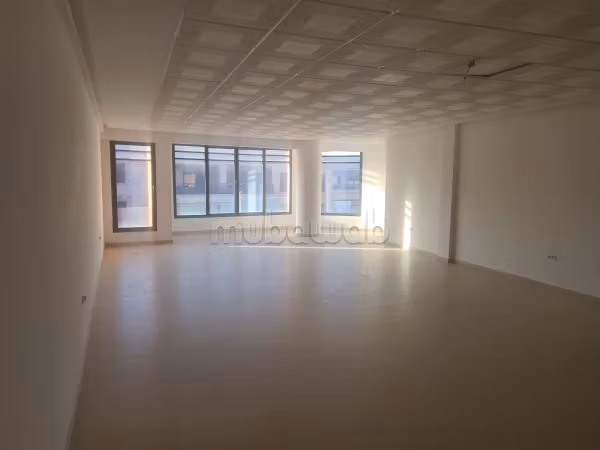 Ufficio in affitto a Majorelle. Superficie di 84 m². Portiere