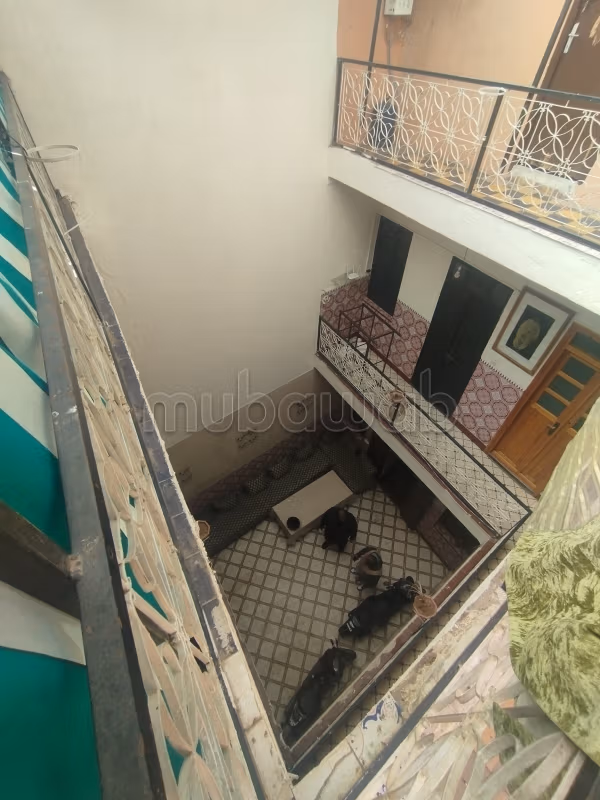 Piso en venta en Route Amizmiz. 5 habitaciones confortables. Conserje disponible, piscina grande