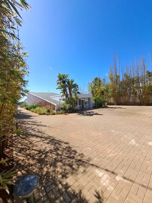 Oficinas y locales comerciales en venta en Ain Diab. Dimensión 400 m². Puerta de seguridad y calefacción central