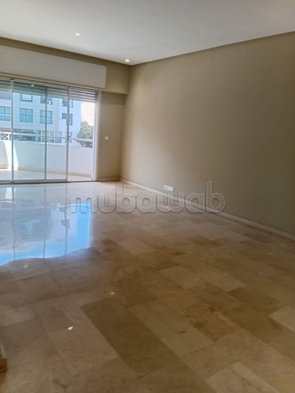Ufficio disponibile in vendita a Maârif. Superficie 87 m². Terrazzo e ascensore