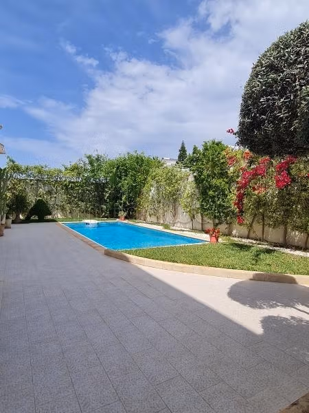 High quality villa for rent in Gammarth. 5 rooms. Robust door, Air conditioning installation