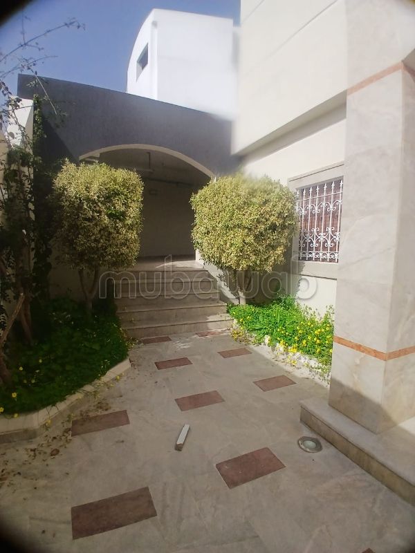 Casa di lusso in vendita a Les Jardins d'El Menzah 2. Superficie di 465 m². Piscina e condizionatore