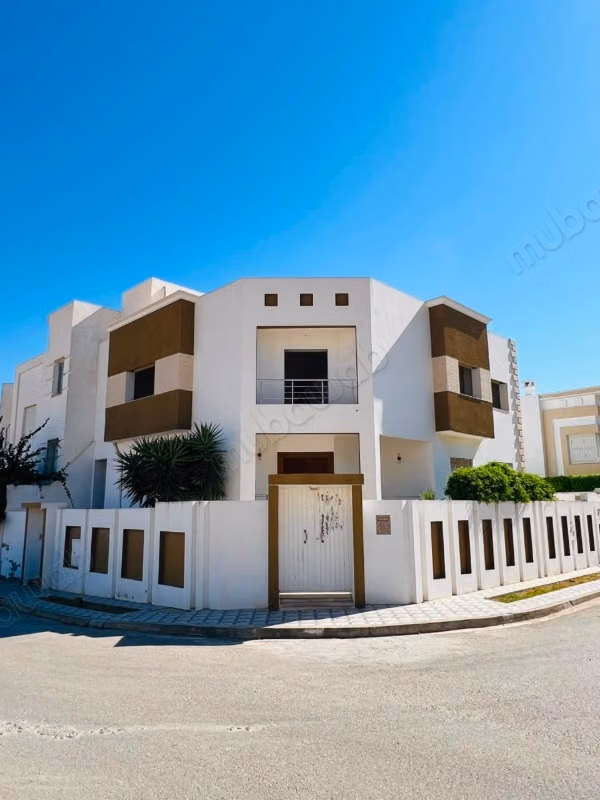 Casa di lusso in vendita a Sahloul. 4 locali. Giardino e terrazzo