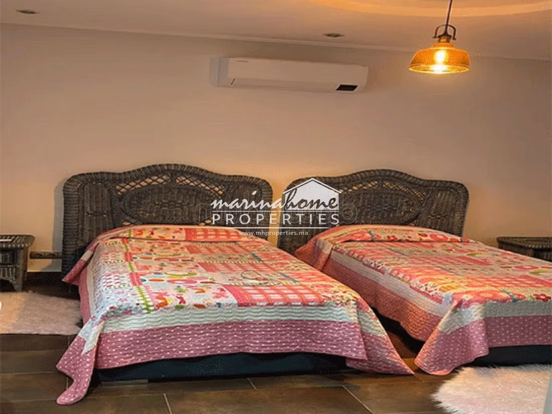 High quality villa for sale. 5 rooms. Well equipped kitchen