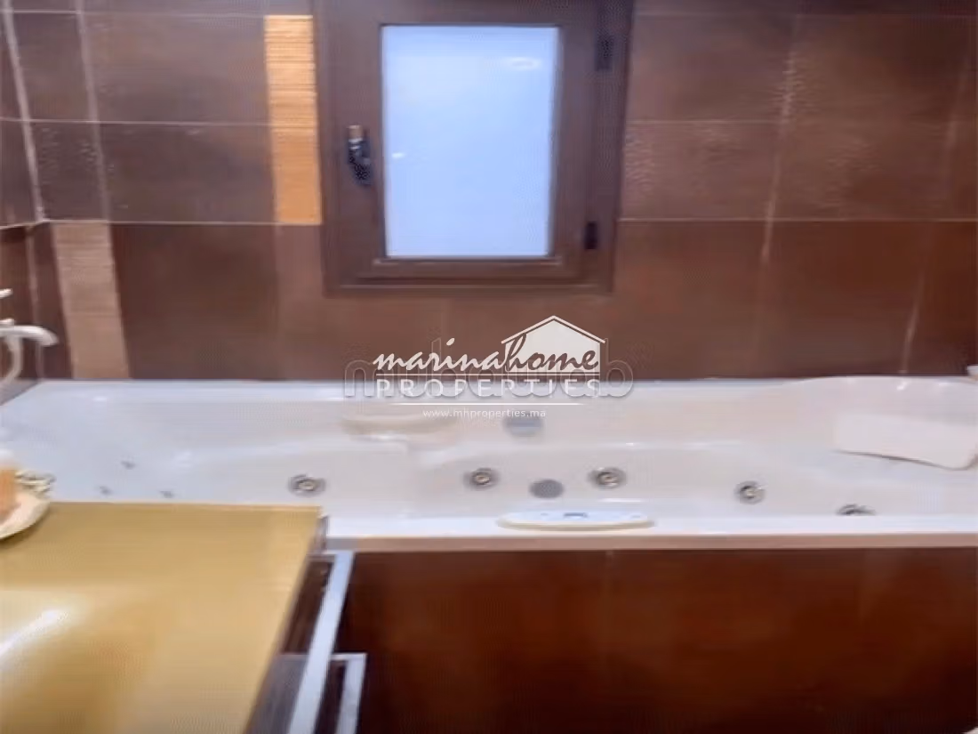 High quality villa for sale. 5 rooms. Well equipped kitchen