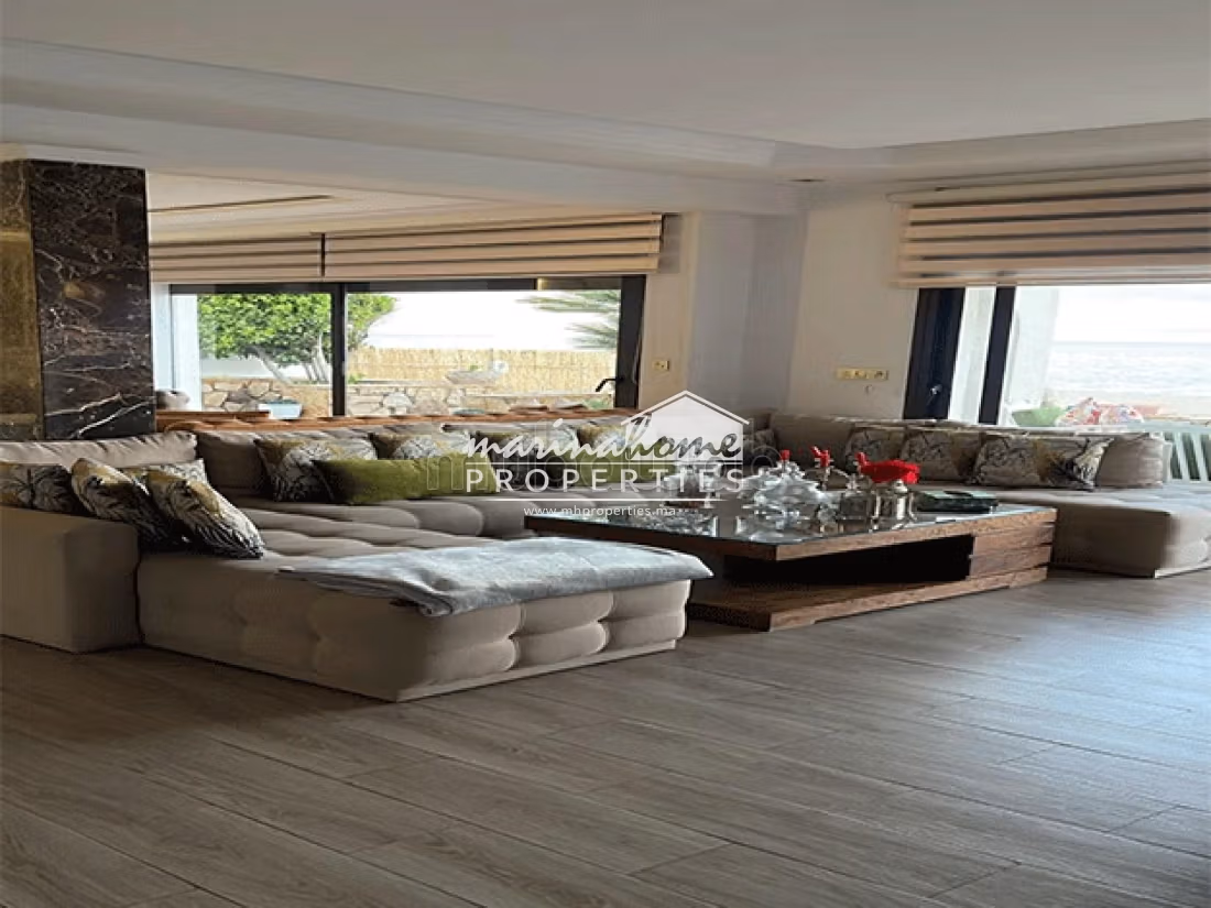 High quality villa for sale. 5 rooms. Well equipped kitchen