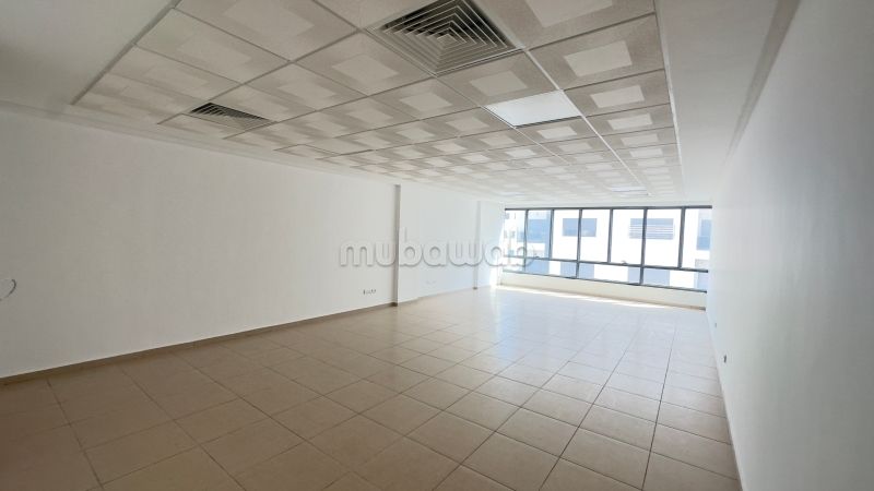 Bureau en location à Oulfa. Superficie 74 m². Porte blindée et résidence sécurisée