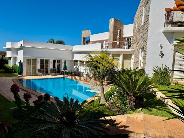 فيلا ممتازة للبيع بالسويسي. 5 غرف ممتازة. شرفة وحديقة