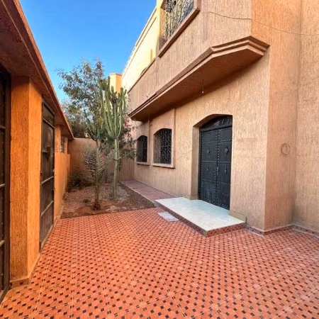 Casa de alto standing en venta en Belbekkar. Superficie de 239 m². Espacios verdes, Balcón
