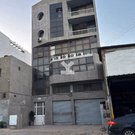 Oficinas y locales comerciales en alquiler en Roches Noires. Dimensión 1630 m². Estacionamiento