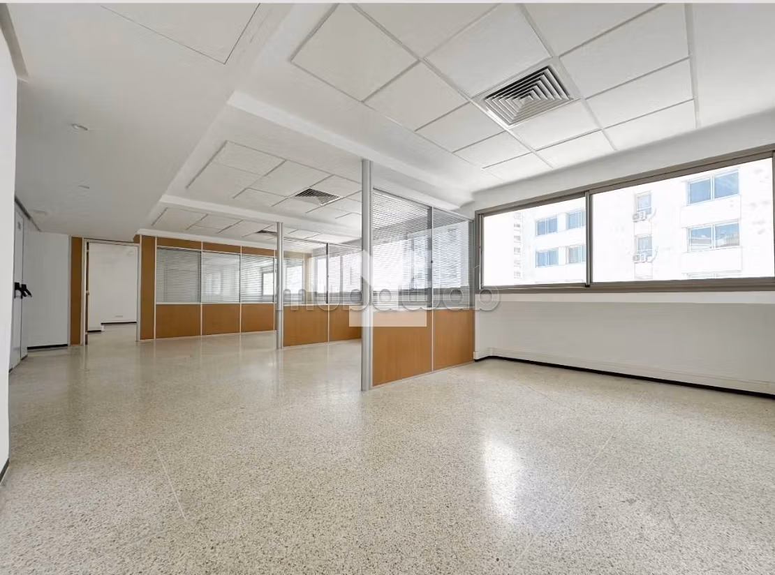 Comodo ufficio in affitto a Centre Ville. Superficie 200 m². Ascensore e posto auto