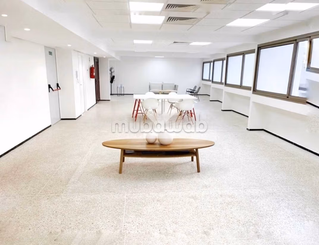 Comodo ufficio in affitto a Centre Ville. Superficie 200 m². Ascensore e posto auto