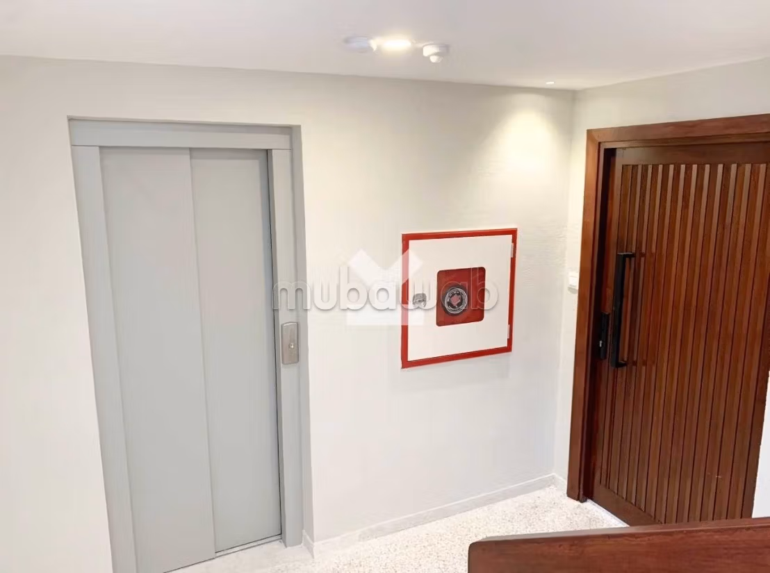 Comodo ufficio in affitto a Centre Ville. Superficie 200 m². Ascensore e posto auto