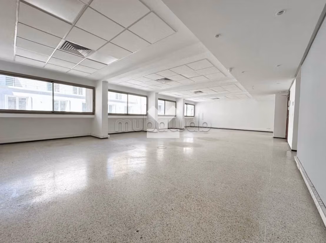 Comodo ufficio in affitto a Centre Ville. Superficie 200 m². Ascensore e posto auto