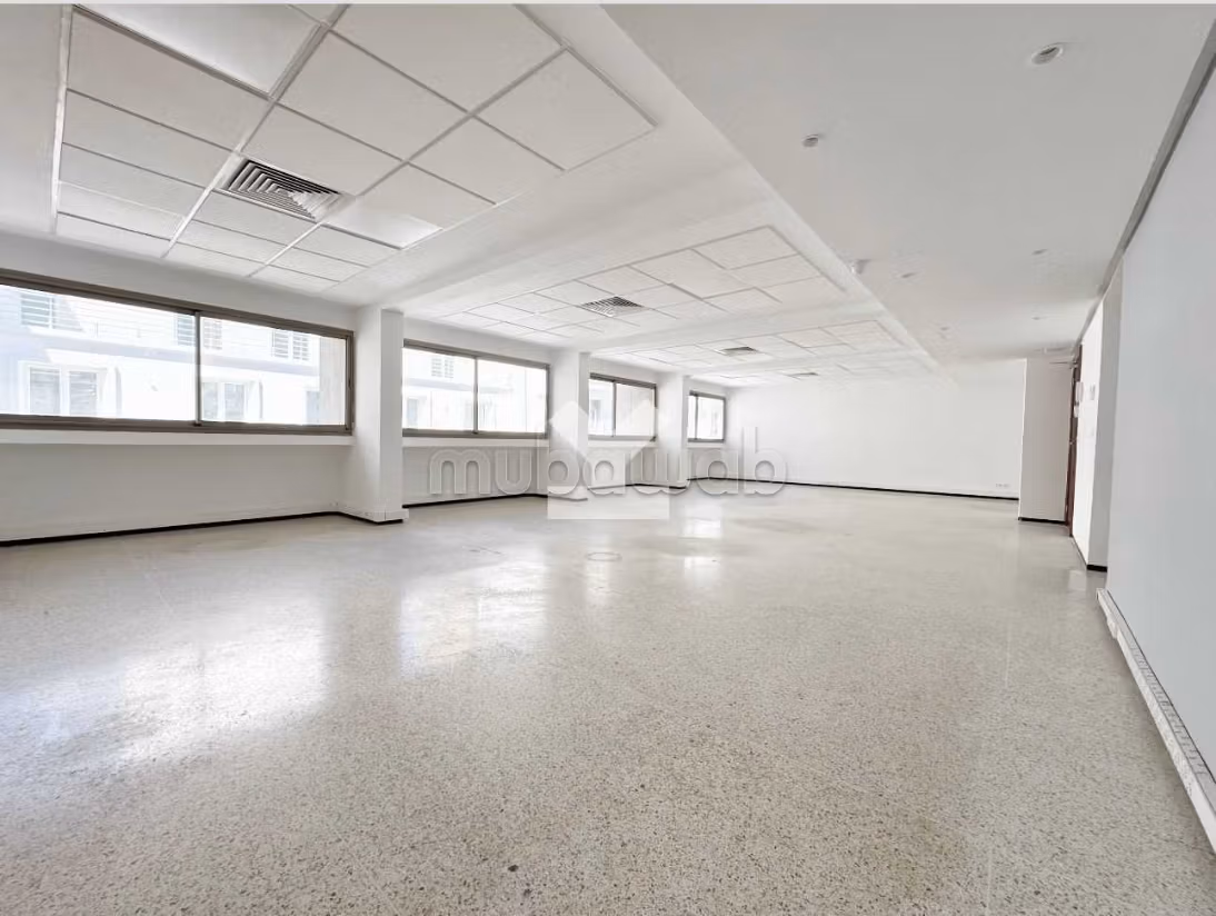 Comodo ufficio in affitto a Centre Ville. Superficie 200 m². Ascensore e posto auto