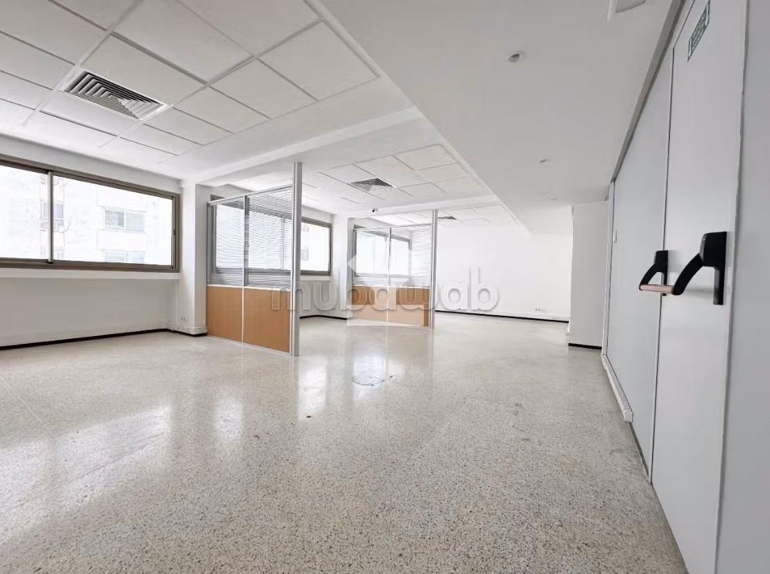 Comodo ufficio in affitto a Centre Ville. Superficie 200 m². Ascensore e posto auto