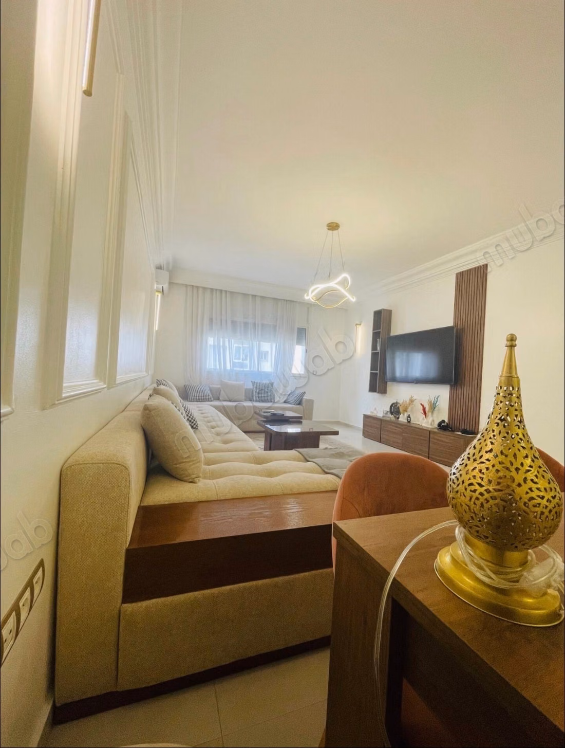Se alquila este piso en Riyad. 4 habitaciones. Bien decorado