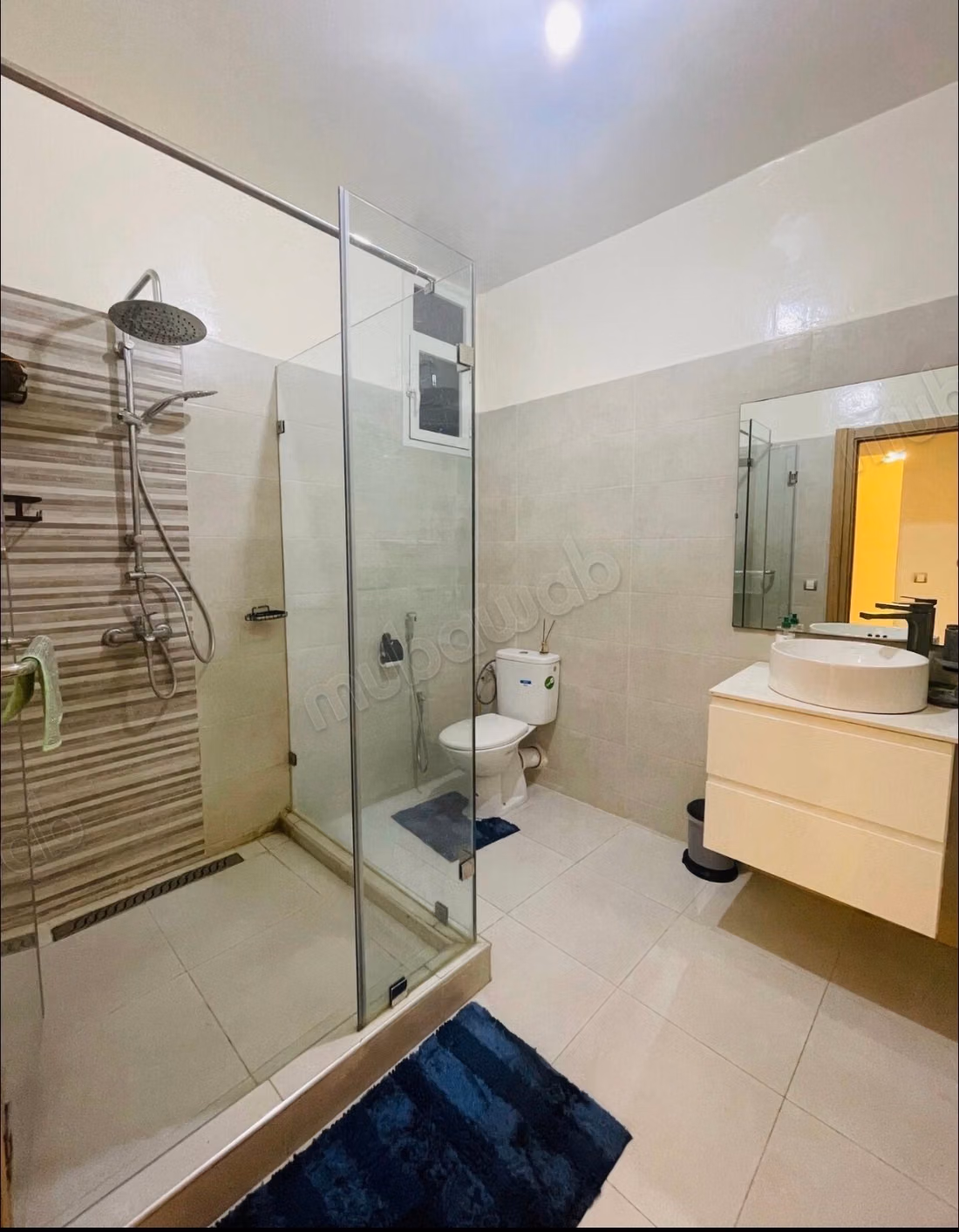 Se alquila este piso en Riyad. 4 habitaciones. Bien decorado
