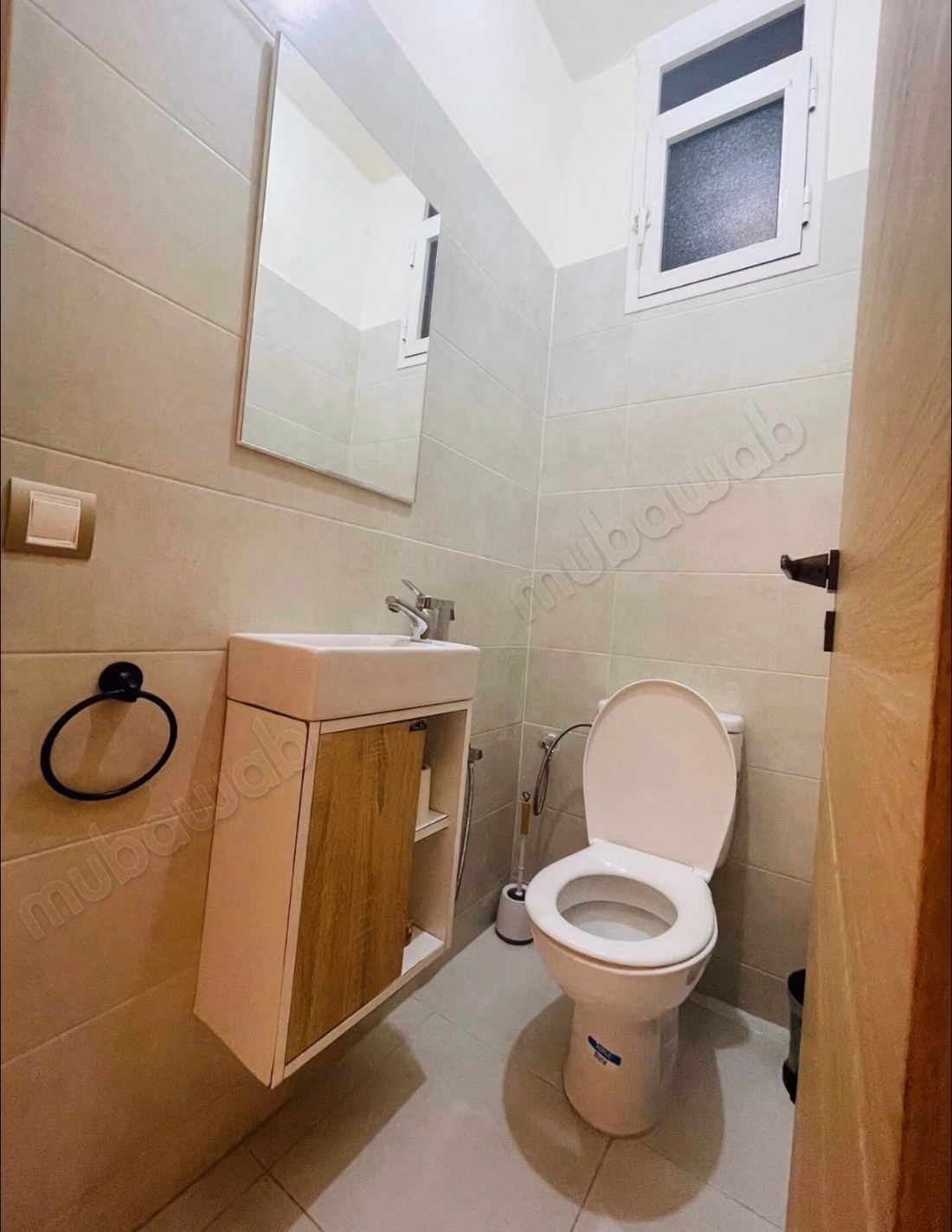 Se alquila este piso en Riyad. 4 habitaciones. Bien decorado