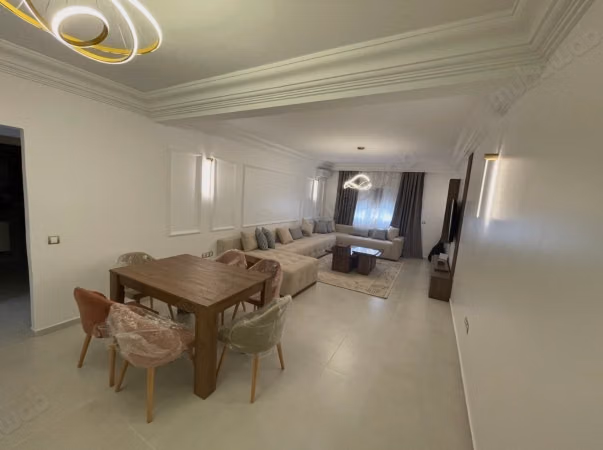 Se alquila este piso en Riyad. 4 habitaciones. Bien decorado
