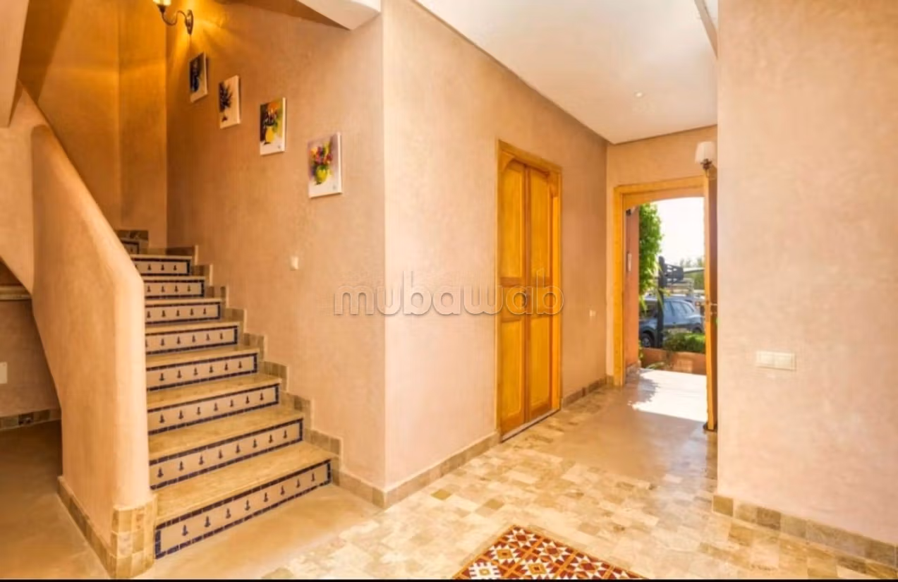 Somptueuse maison à vendre à Route de l'Ourika.
Surface de 228 m².
Meublé