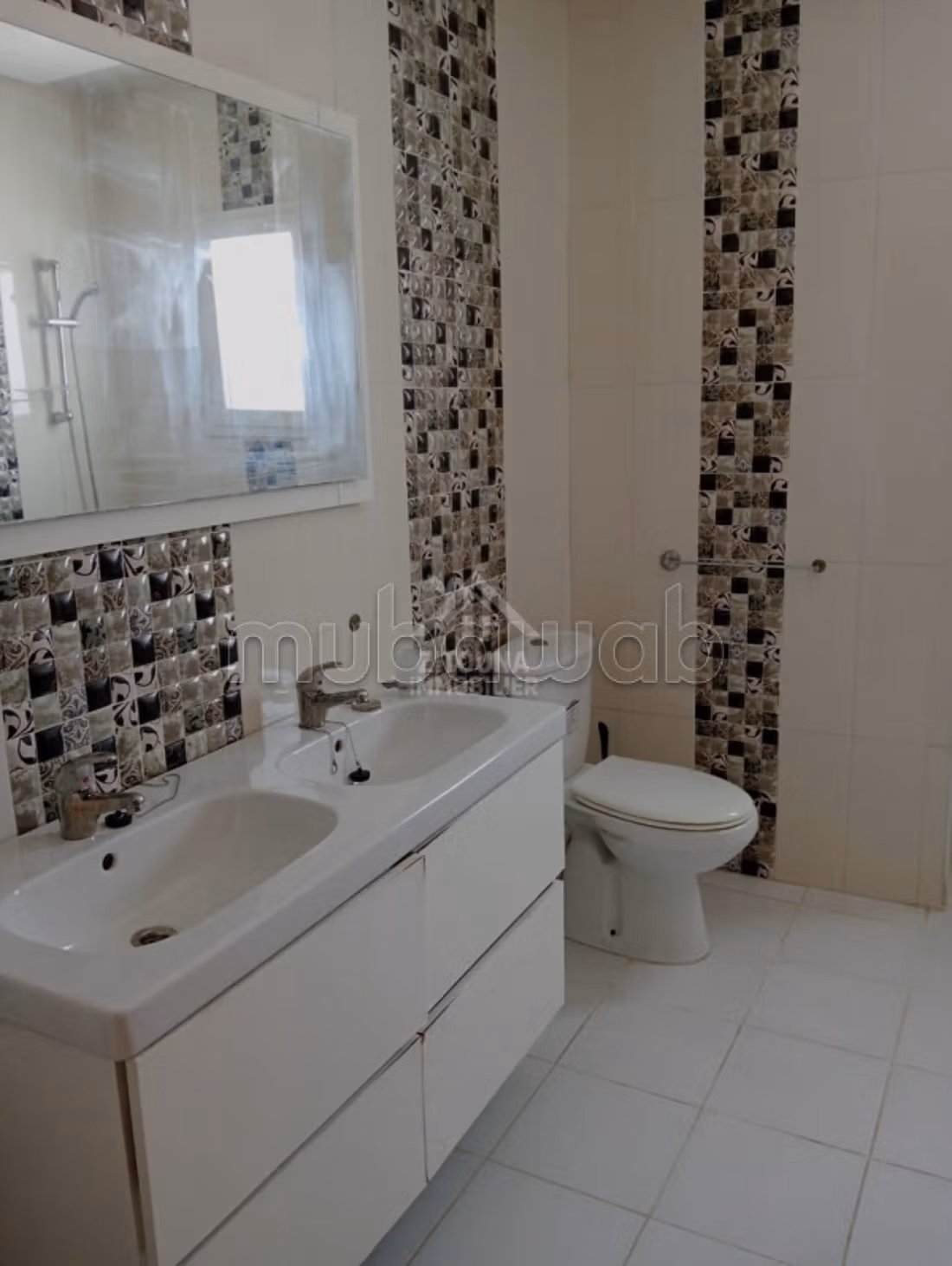 Casa di lusso in vendita a Ain Zaghouan Nord. 4 camere. Riscaldamento