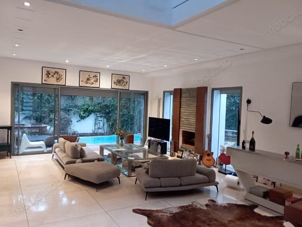 Maestosa villa in affitto a Ain Diab. 4 camere da letto. Camino e piscina