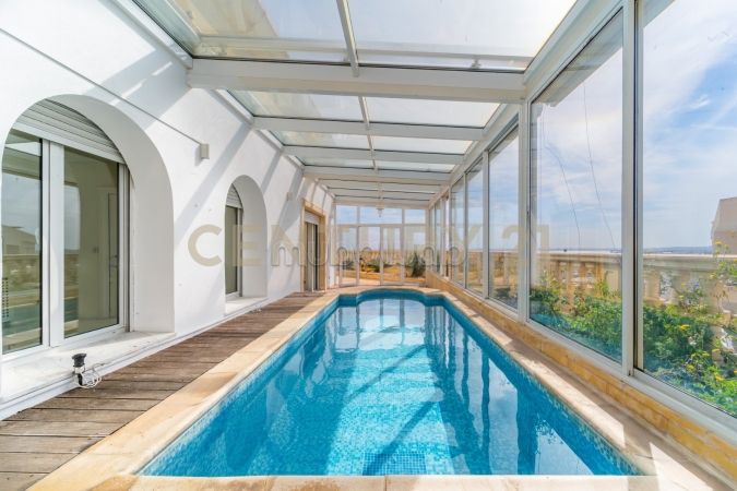 À LOUER: Penthouse S4 avec piscine et vue dégagée