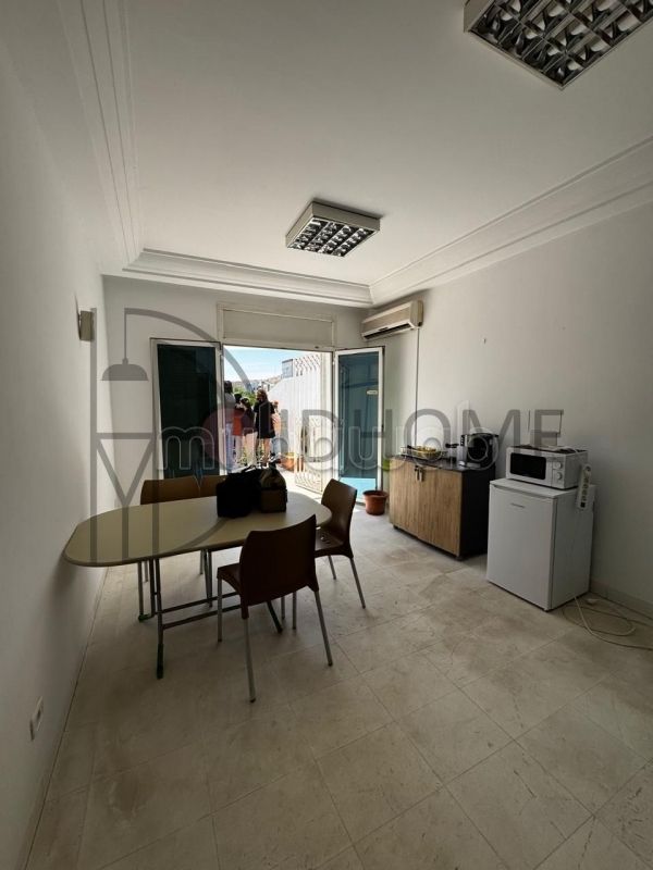 Un lumineux bureau avec jardin