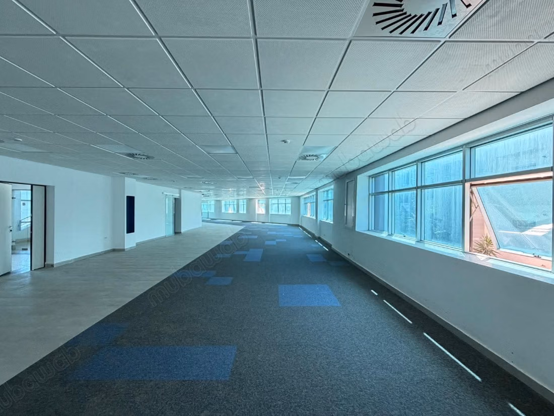À louer plateaux modulables 450 m² et 1 000 m² au Lac 2