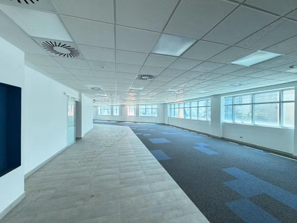 À louer plateaux modulables 450 m² et 1 000 m² au Lac 2