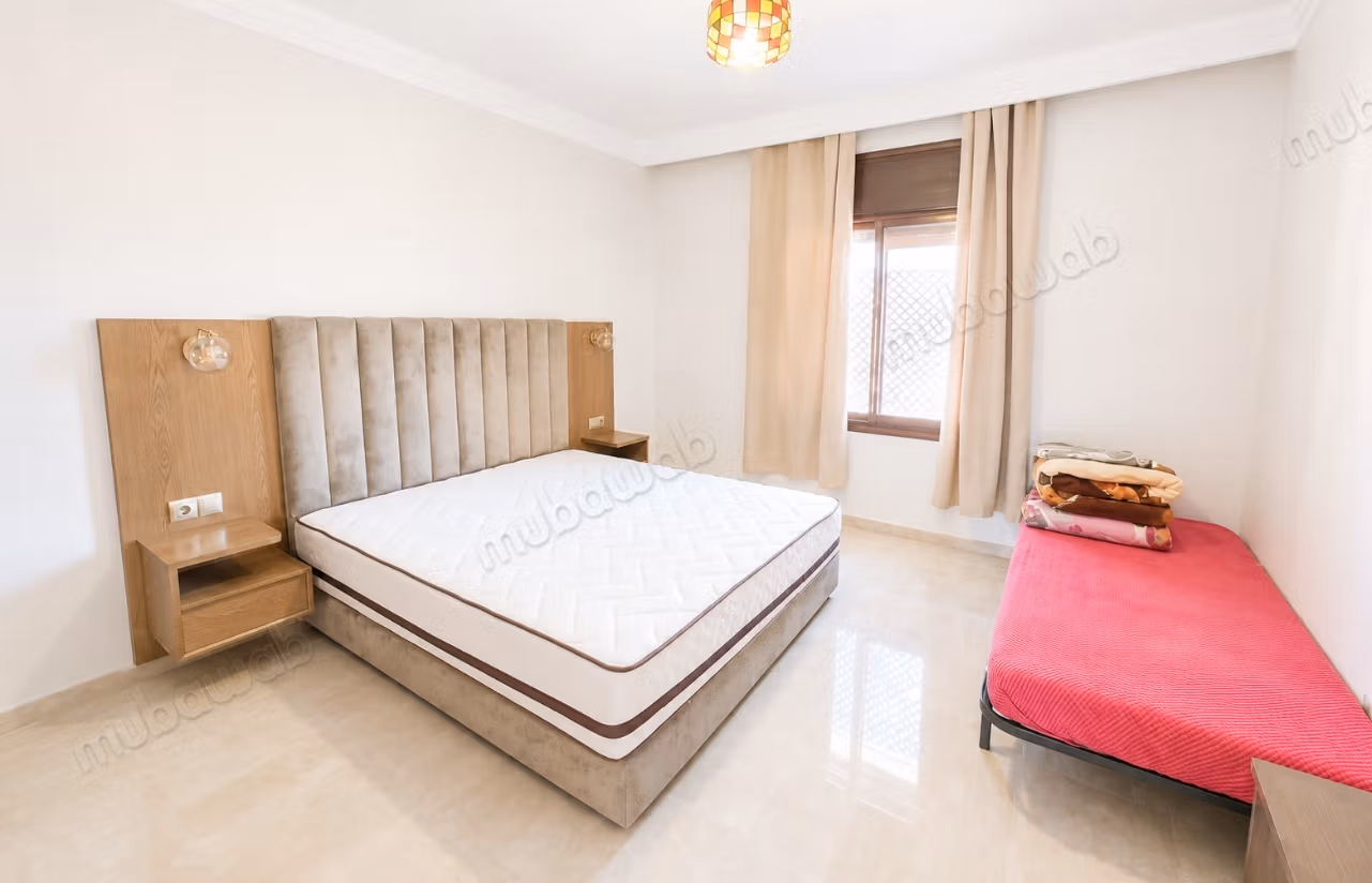 Se alquila este piso en Riviera. 3 hermosas habitaciones. Armarios