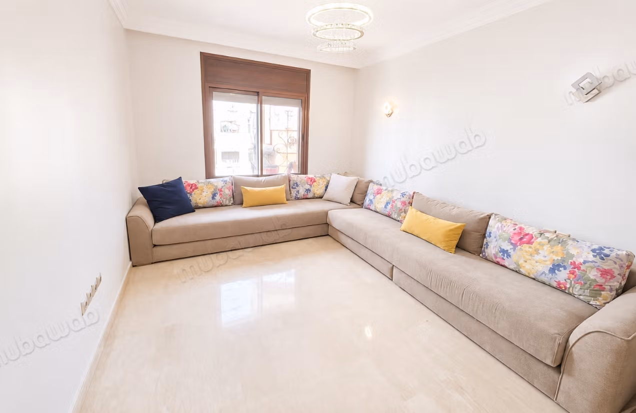 Se alquila este piso en Riviera. 3 hermosas habitaciones. Armarios