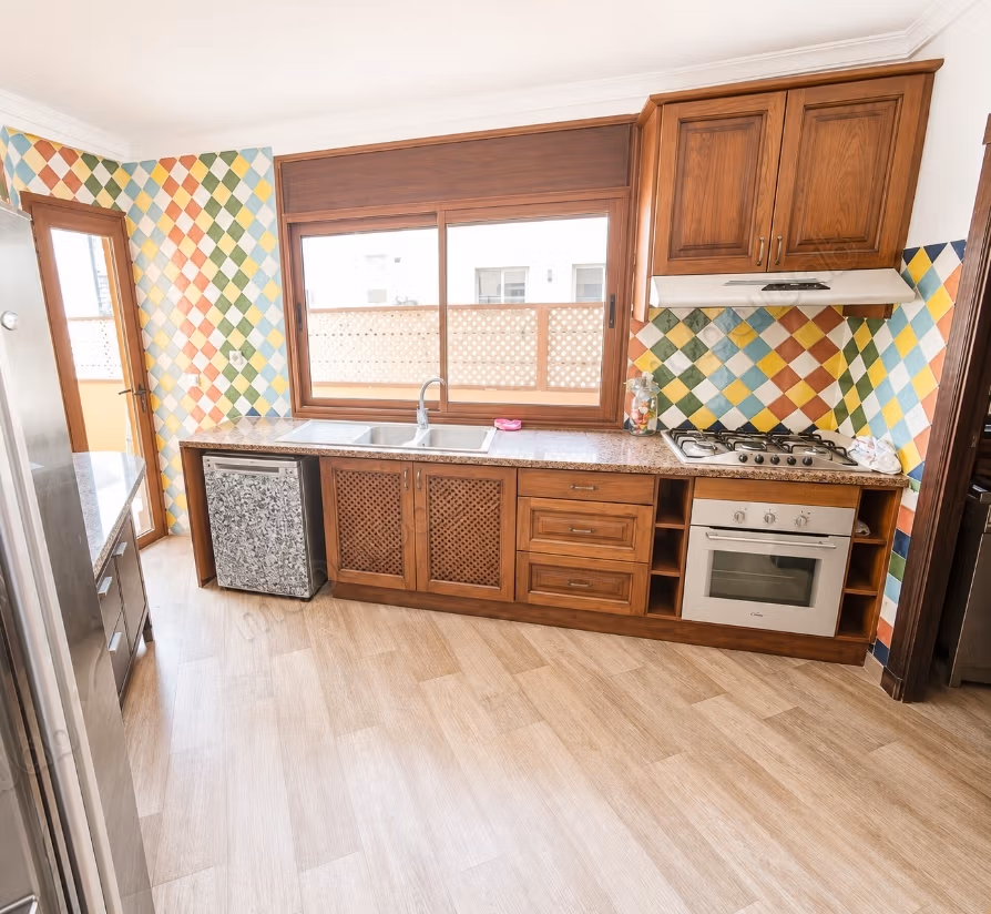 Se alquila este piso en Riviera. 3 hermosas habitaciones. Armarios