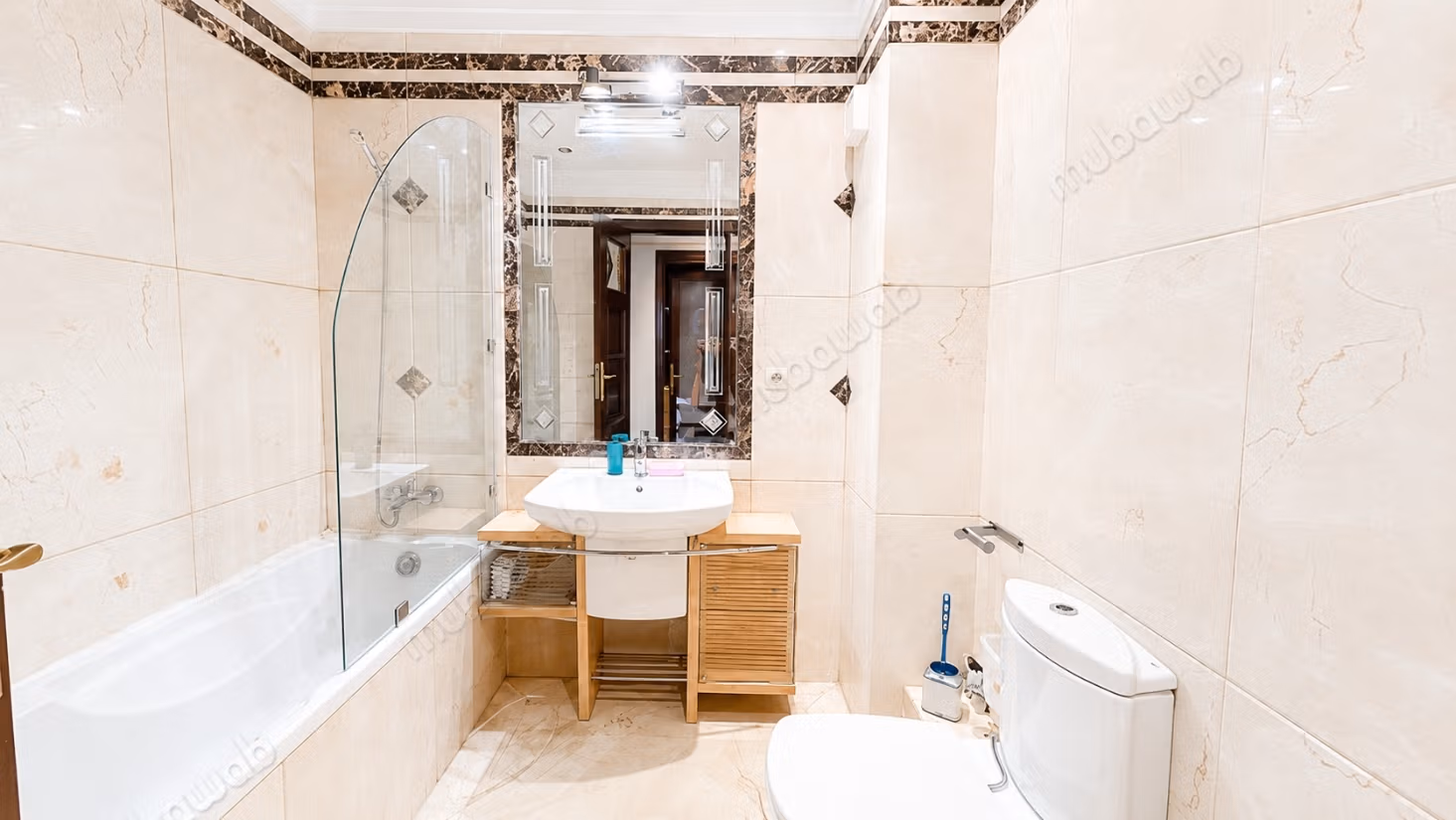 Se alquila este piso en Riviera. 3 hermosas habitaciones. Armarios