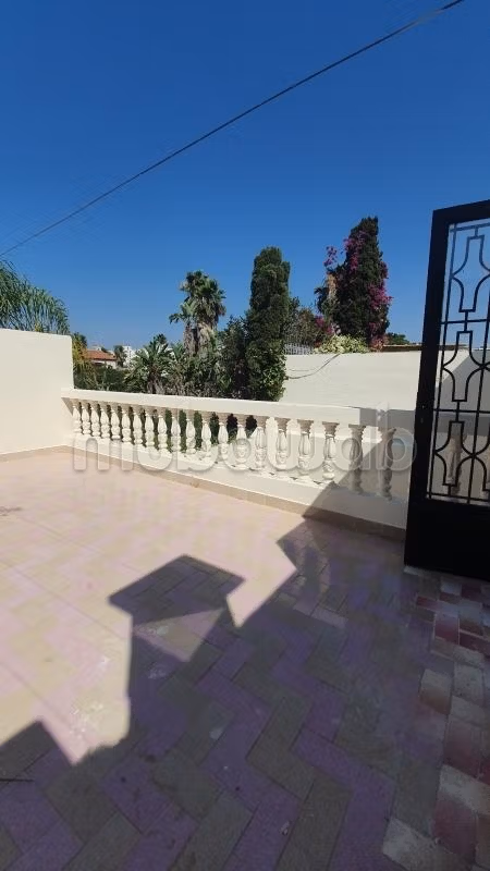 Magnifica casa di lusso in affitto a CIL Hay Salam. Superficie di 300 m². Doppi vetri, porta blindata