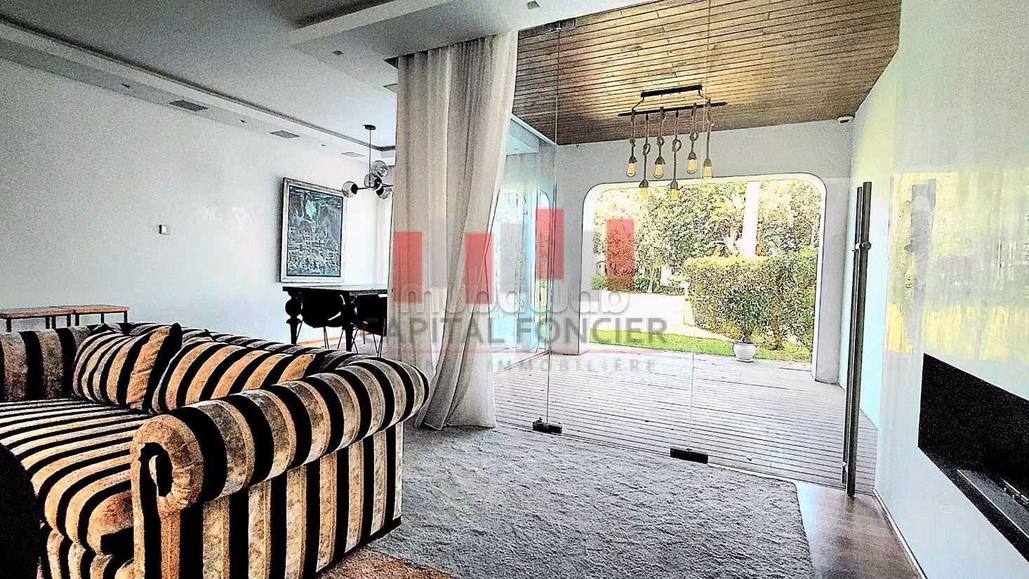 Luxury villa for rent. Area of 400 m². Usable fireplace, Large swimming pool