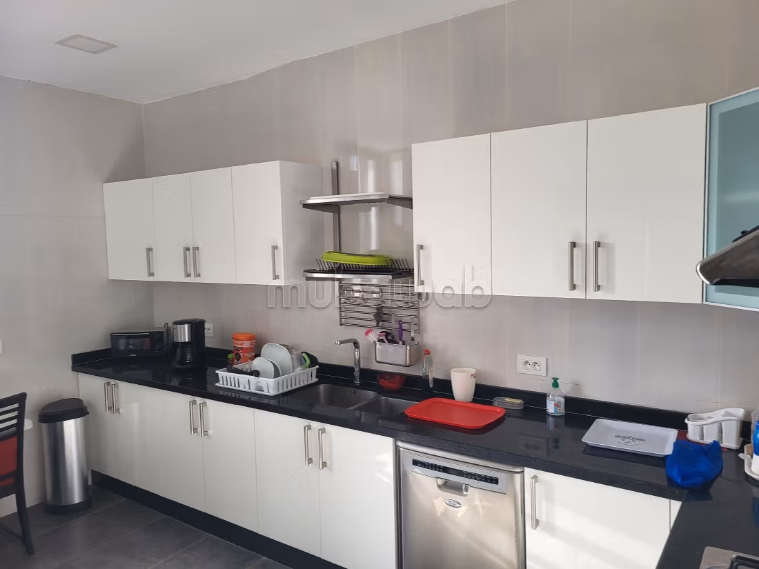 Bel appartement à vendre à Dar Bouazza. Superficie 199 m². Salon traditionnel et porte blindée