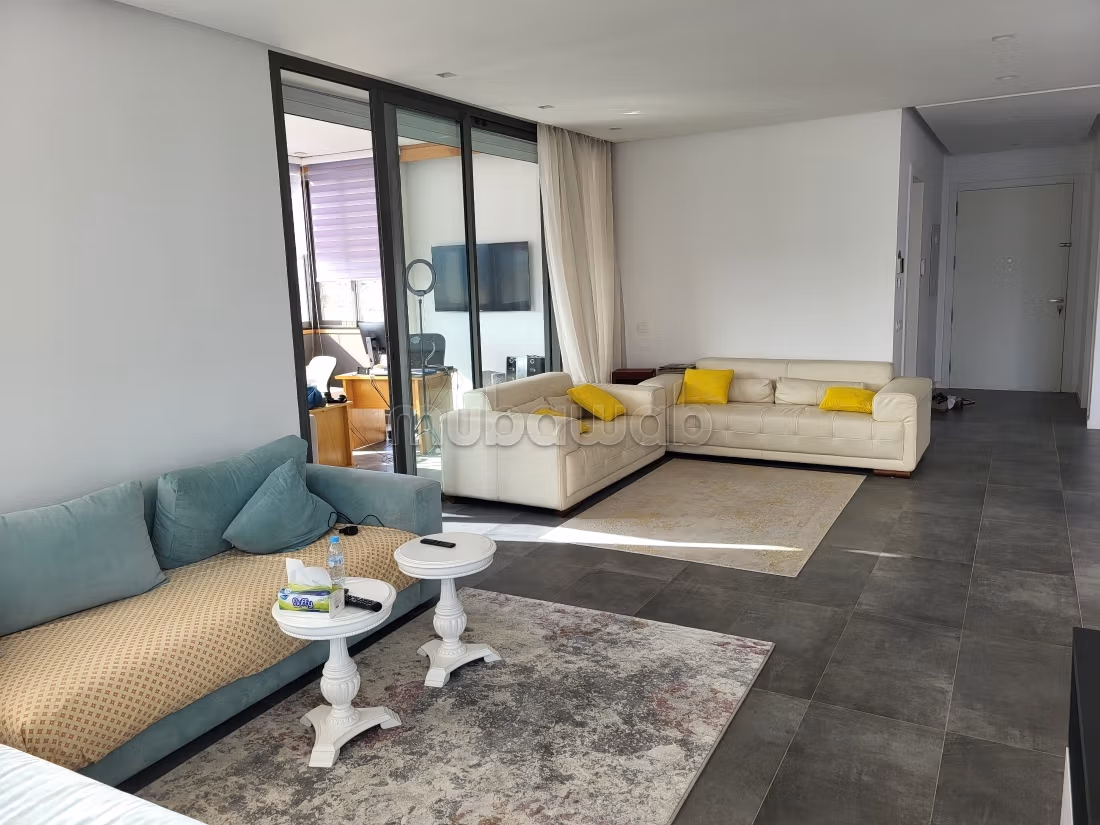 Bel appartement à vendre à Dar Bouazza. Superficie 199 m². Salon traditionnel et porte blindée