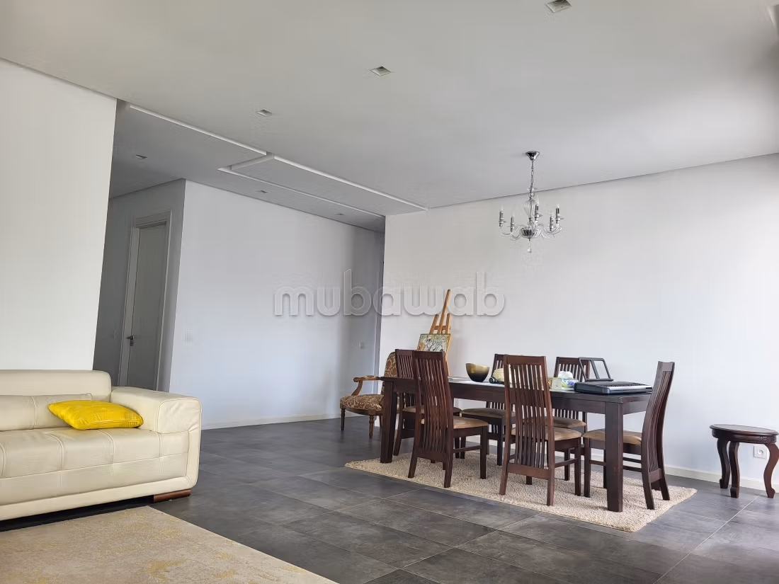 Bel appartement à vendre à Dar Bouazza. Superficie 199 m². Salon traditionnel et porte blindée