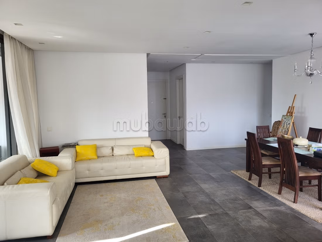 Bel appartement à vendre à Dar Bouazza. Superficie 199 m². Salon traditionnel et porte blindée