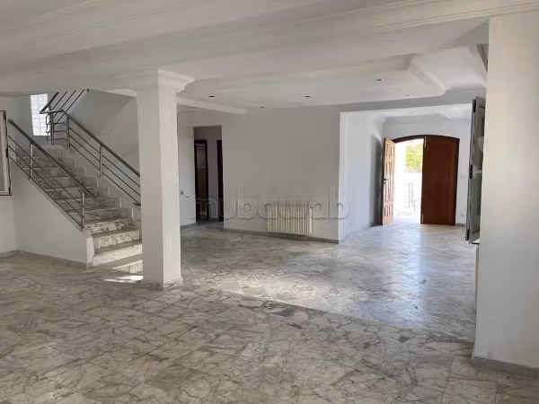 Residenza di lusso in vendita a Cité Ennasr 2.6 locali spaziosi. Giardino e terrazzo